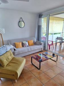Uma área de estar em BEL APPARTEMENT T2 VUE MER - SAINTE LUCE