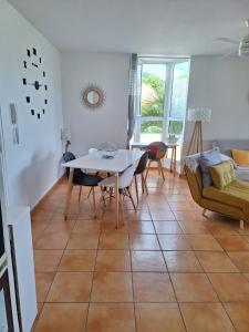 Posezení v ubytování BEL APPARTEMENT T2 VUE MER - SAINTE LUCE