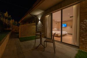 Zimmer mit einem Bett und einem Tisch auf dem Balkon in der Unterkunft Duomo Resort in Shkodra