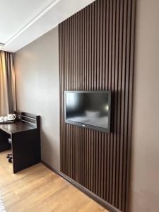 een kamer met een televisie aan de muur bij Hotel am Karlstor in Karlsruhe