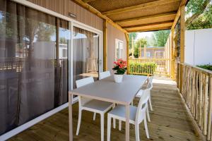 un tavolo e sedie sul portico di una casa di Camping Marelago a Caorle