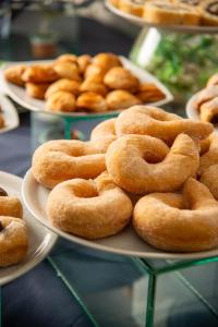 um monte de donuts em pratos numa mesa em Hotel Parco Delle Agavi em Ischia