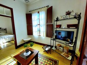 TV a/nebo společenská místnost v ubytování Callejones