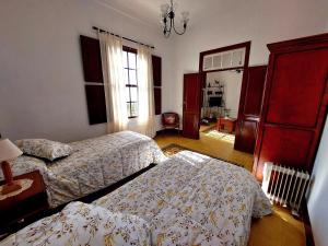 1 dormitorio con 2 camas y ventana en Callejones, en Mazo