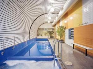 - une grande piscine dans un bâtiment avec un tunnel dans l'établissement City Lifestyle Accommodation, à Melbourne