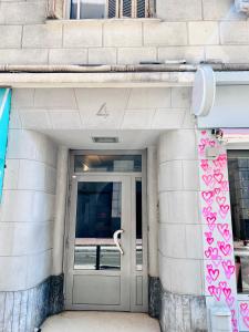 uma porta para um edifício com corações cor-de-rosa em Congrès Résidence em Nice