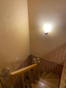 una luz en el techo de una habitación con escaleras en Apartments en Chisináu