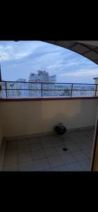 - Balcón con vistas a la ciudad en un edificio en Apartments en Chişinău