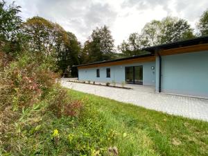 ein Haus mitten auf einem Feld in der Unterkunft Rollstuhlgerechtes Ferienapartment A1 Villa Wilisch 65qm in Amtsberg