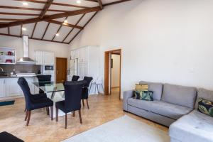 Kuchyň nebo kuchyňský kout v ubytování Chalé d'Angra Guest House