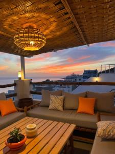 una sala de estar con un sofá y una mesa en BigBlue Surf Hostel & Coworking Space - Taghazout, en Taghazout