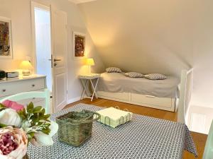 mały pokój z łóżkiem i stołem w obiekcie Eichenhof (Vollerwiek) w mieście Grothusenkoog