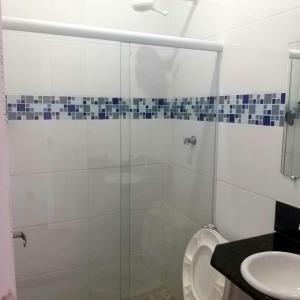 瓜拉帕里的住宿－Pousada Azul Atlântica，带淋浴、卫生间和盥洗盆的浴室