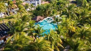 una vista aérea de una piscina del complejo con palmeras en Privê Pontal de Maracaipe en Porto de Galinhas