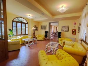 Posezení v ubytování Hotel Rifugio la Foresta + 37 fotografií