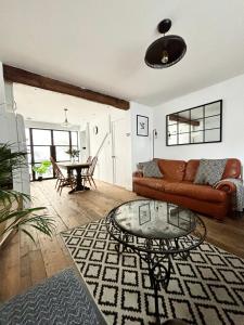 Χώρος καθιστικού στο Stunning 3 bedroom & 2 bathroom cottage with patio