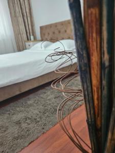 Un pat sau paturi într-o cameră la Iosia Premium Apartment