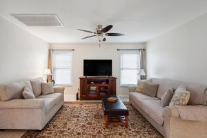 אזור ישיבה ב-Cape Coral Comfort: Your 3BR Family Getaway!