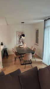 sala de estar con mesa negra y sillas en Apartman Nilema Rovinj, en Rovinj
