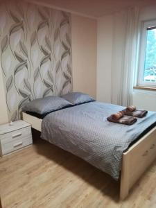 um quarto com uma cama com sapatos em Sausage dog's apartments em Olomouc