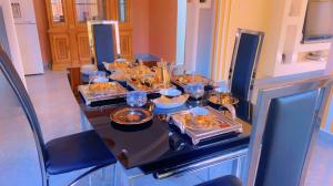 una cocina con una mesa con comida. en Stunning 3-Bedrooms GuestHouse in Limbe Cameroon en Limbe