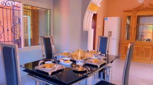 una cocina con una mesa con comida. en Stunning 3-Bedrooms GuestHouse in Limbe Cameroon, en Limbe