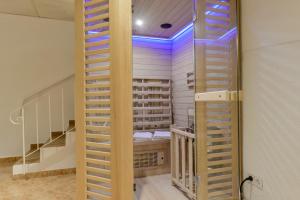 Pokój ze schodami z fioletowymi światłami w obiekcie Villas Guzman - BELLISSIMA w mieście Calpe