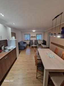 una cucina e un soggiorno con un tavolo e una sala da pranzo di Apartmány pod Klášterem a Kladruby