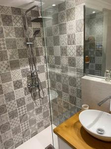 a bathroom with a shower and a white sink at Bel appartement au centre gueliz in Marrakesh