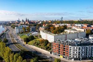 uma vista aérea de uma cidade com um rio e edifícios em Apartament 8B Wały Chrobrego Szczecin em Szczecin