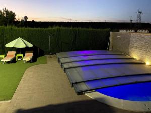 een rij kajaks op een patio met een tent bij Casa Aries - Villa con piscina privada in Linares