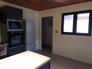 Kuchyň nebo kuchyňský kout v ubytování LES SOMMETS DE SALAZIE CHAMBRES D'HÔTES