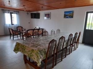 - une salle à manger avec une table et des chaises dans l'établissement LES SOMMETS DE SALAZIE CHAMBRES D'HÔTES, à Salazie
