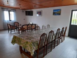 TV a/nebo společenská místnost v ubytování LES SOMMETS DE SALAZIE CHAMBRES D'HÔTES
