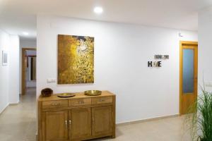 ガンディアにあるEstupendo apartamento en el graoの壁画と木製のキャビネットが備わる部屋