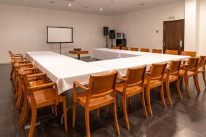 - une grande table et des chaises blanches dans la chambre dans l'établissement ETH Rioja, à Haro