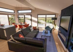 sala de estar con sofá y mesa en Forest Hills Lodges en Coleford
