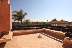 un patio con un banco en la parte superior de un edificio en Exceptionnelle Villa duplex 3 ch avec piscine privée dans résidence fermée, en Riaïna