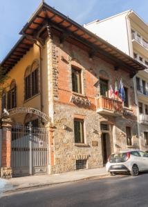 un edificio con un coche aparcado delante de él en Hotel Panama, en Florencia