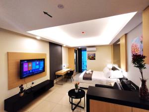 ein Hotelzimmer mit einem Bett und einem Flachbild-TV in der Unterkunft TopGenting ShiningSunSuite4Pax at GrdIonDelmn in Genting Highlands