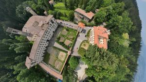- une vue aérienne sur un grand domaine avec une maison dans l'établissement Hotel Rifugio la Foresta, à Vallombrosa
