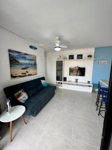TV a/nebo společenská místnost v ubytování Apto novo com AC 1 quadra da praia Guaratuba PR + 39 fotografií