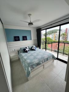 Postel nebo postele na pokoji v ubytování Apto novo com AC 1 quadra da praia Guaratuba PR