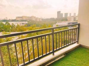 Un balcón con vista a una ciudad en TCR-JB Tebrau City Walk Distance to Ikea Toppen & Aeon Mall, en Johor Bahru