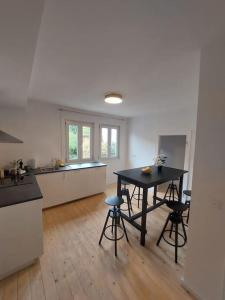ジーゲンにあるDas alte Kutscherhaus - Table View 1Cの部屋にテーブルと椅子のあるキッチン