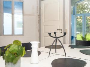 ein Zimmer mit einem Tisch mit Vasen und einer Pflanze in der Unterkunft 8 person holiday home in rsted in Kare