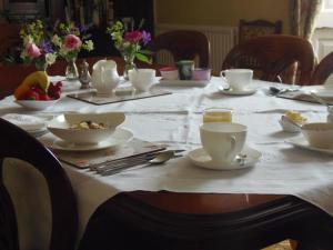einen Tisch mit Teller und Schüsseln mit Essen drauf in der Unterkunft The Old House in Nether Stowey