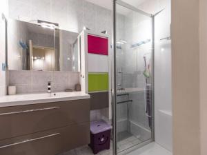 La salle de bains est pourvue d'une douche, d'un lavabo et de toilettes. dans l'établissement Studio Gourette, 1 pièce, 6 personnes - FR-1-400-38, à Gourette