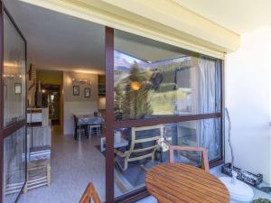 een woonkamer met een groot raam bij Studio cabine 6 personnes proche pistes, vue montagne - FR-1-400-38 in Gourette
