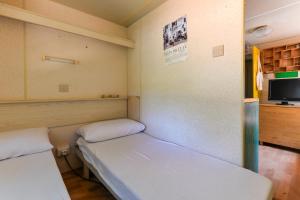 Un pat sau paturi într-o cameră la Casetta Mobile al mare di Cavo
